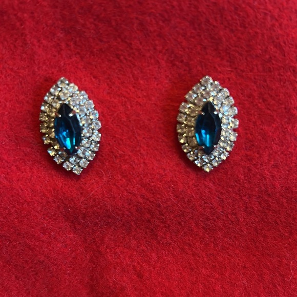 Women’s Beautiful Vintage Pierced DressyButton Bejeweled around Aqua Blue Stone - Picture 3 of 5